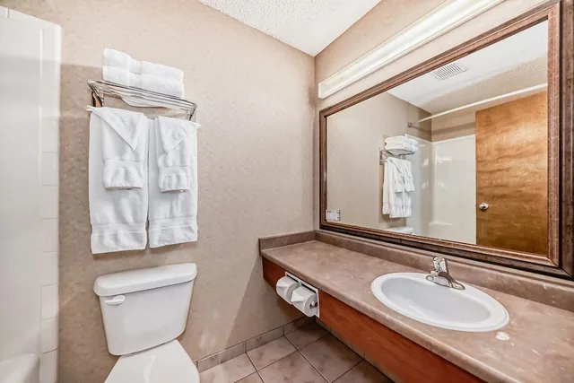 غرفة قياسية بسريرين كوين، Stony Plain Inn & Suites 6/6