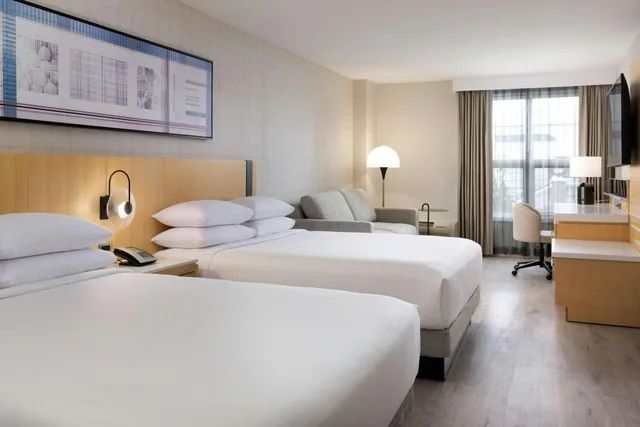غرفة كبيرة بسريرين كوين بإطلالة على المدينة مع أريكة، Delta Grand Okanagan Resort 1/5