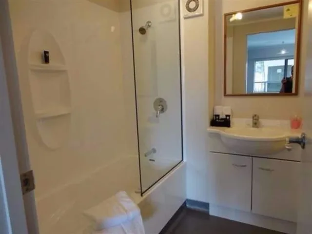 Split, Studio, King or Queen Bed، Abode on Courtenay Motor Inn 3/3