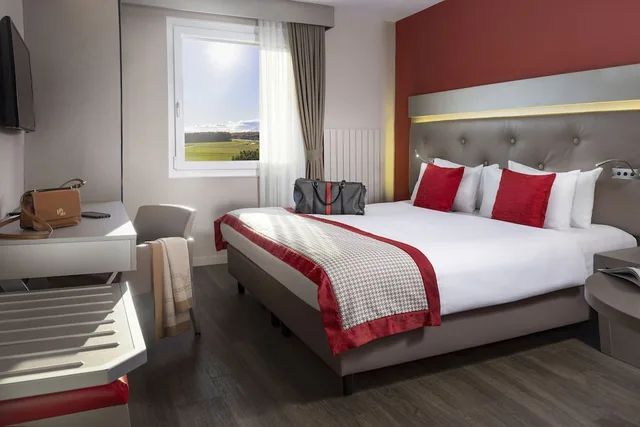 غرفة سوبيريور بسرير كوين، Everness Hotel and Resort 1/10