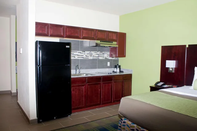 Room, Best Western Plus Pratt 3/4