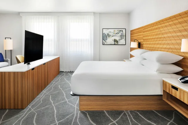 غرفة بسرير كينج، Delta Hotels by Marriott Grande Prairie Airport 2/3