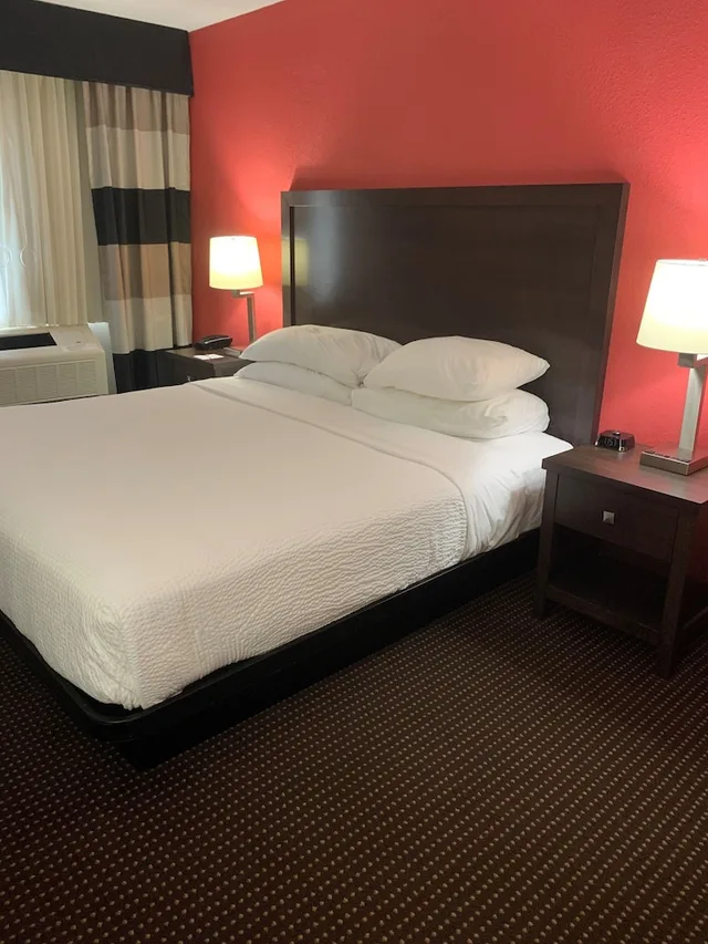 غرفة بريميوم بسرير كينج بجاكوزي، Ramada By Wyndham Hancock Waterfront 2/4