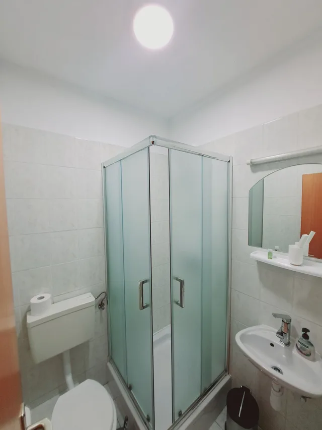 غرفة كلاسيكية ثلاثية بثلاثة أسرّة بشرفة، Guesthouse Varnica 4/8