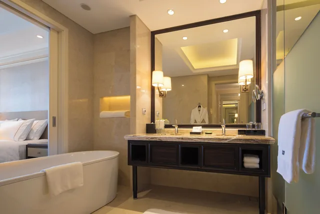 غرفة بسريرين منفصلين بإطلالة على البحر بشرفة، The Westin Zhujiajian Resort Zhoushan 4/4