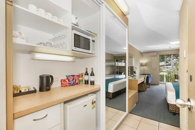 غرفة قياسية بسرير كينج وثلاثة أسرّة، Best Western Airport 85 Motel 5/5