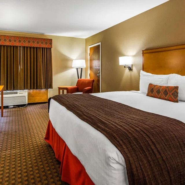 غرفة بسرير كينج بحوض استحمام لذوي الإعاقة، Best Western Plus Olympic Inn 3/9