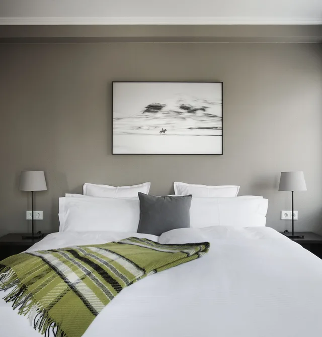جناح جونيور، Hotel Odinsve 1/12