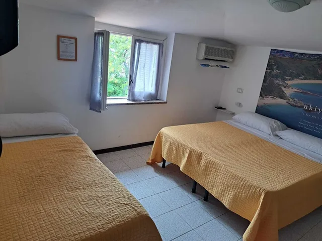 Mezzanine, Economy, Triple, 1 Queen and 1 Single Bed، Umberto 1/10