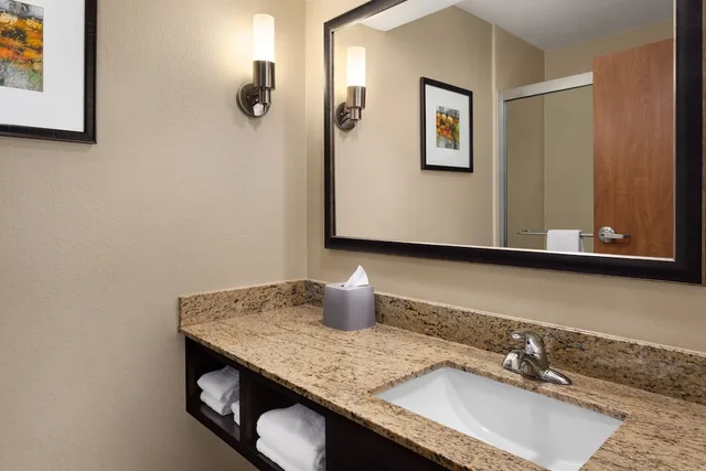 غرفة قياسية بسريرين كوين، Holiday Inn Express Hotel Suites Edmond 6/8