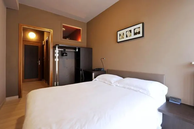 غرفة اقتصادية ثلاثية بسرير مزدوج وسرير فردي، M14 Hotel 1/3
