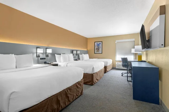 Upgrade, 3 Queen Beds، Comfort Inn & Suites Kansas City - Northeast 4/9