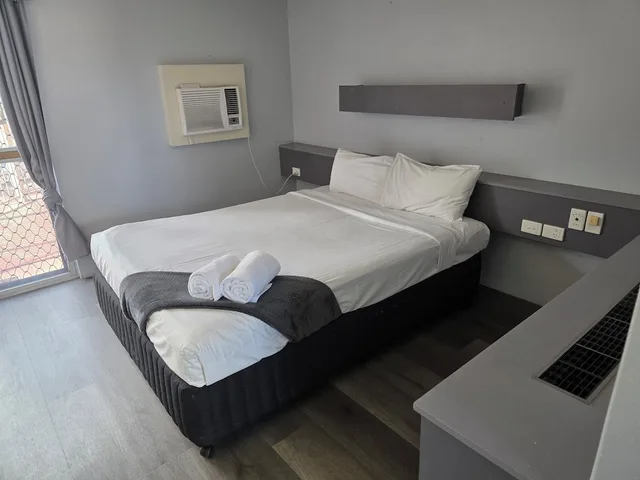 جناح بسرير كوين، Emerald Central Hotel 3/10
