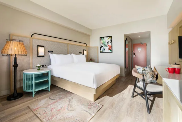 غرفة سوبيريور بسرير كينج بإطلالة على البحر، Crowne Plaza Resort Saipan an IHG Hotel 1/4