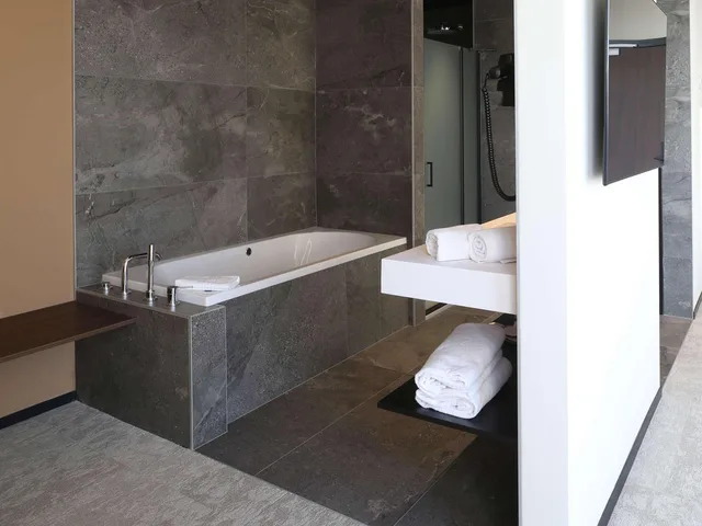 جناح جونيور بشرفة بحوض استحمام، Mercure Namur Hotel 6/6