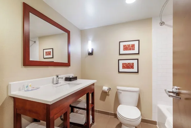 جناح بسرير كينج مع أريكة لذوي الإعاقة، Comfort Inn and Suites Aberdeen Near Apg 9/9