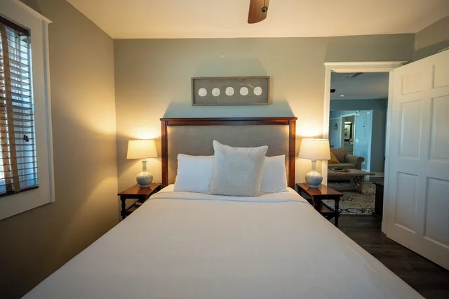 كوخ بسرير كينج وسرير كوين بإطلالة على الشاطئ، Elizabeth Pointe Lodge 5/10