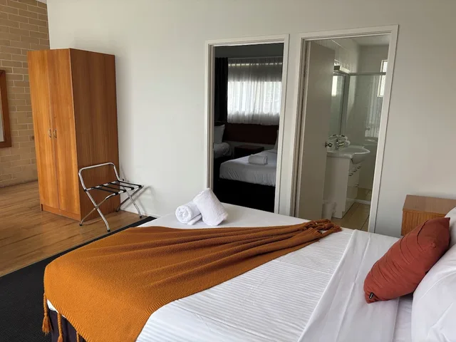 جناح عائلي بسرير كوين وسريرين منفصلين، Caboolture Riverlakes Motel 3/5