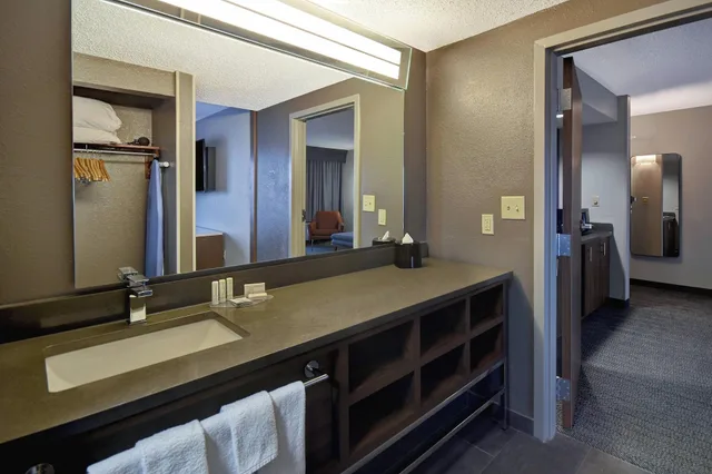 1 Bedroom, Suite, Balcony, Courtyard by Marriott Cincinnati Airport 4/5