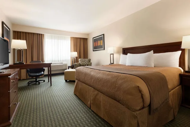 جناح ديلوكس بسرير كينج بغرفة نوم واحدة بحوض جاكوزي، Travelodge Hotel by Wyndham Weyburn 2/3