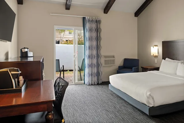 غرفة بسرير كوين، Cannery Row Inn 3/4