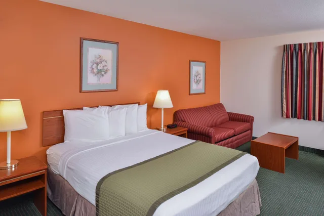 غرفة بسرير كوين، Travelodge Suites By Wyndham Newberg 1/2