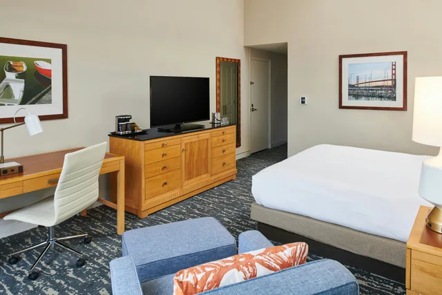 غرفة بسرير كينج بإطلالة على الفناء لذوي الإعاقة، DoubleTree by Hilton Hotel Berkeley Marina 2/2