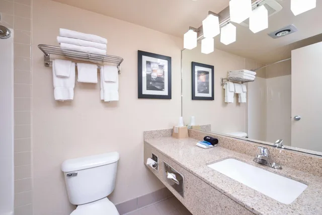 غرفة بسريرين كوين بإطلالة على المسبح، Best Western Kelly Inn 5/6