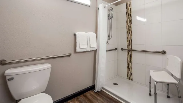 1 Queen Bed Mob Acc RI Shwr Nsmk Micfridg، Motel6 Ridgecrest, CA -China Lake 2/2