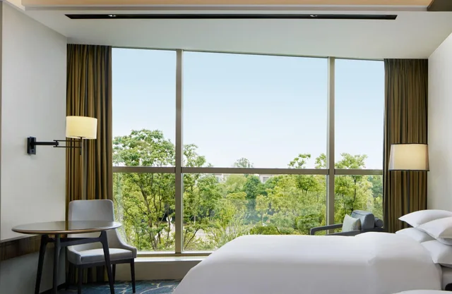 غرفة ديلوكس بسرير مزدوج، Sheraton Shanghai Chongming Hotel 2/2