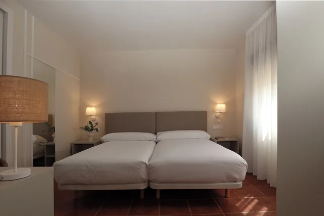 غرفة قياسية بشرفة مفردة بسريرين منفصلين مع أريكة، Hotel Montepiedra 1/8