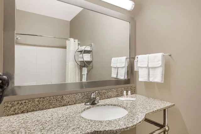غرفة قياسية بسريرين كوين، Days Inn And Suites Marquez 2/3