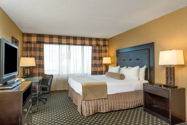 غرفة قياسية بسرير كينج مع أريكة، Crowne Plaza Indianapolis Airport 2/6