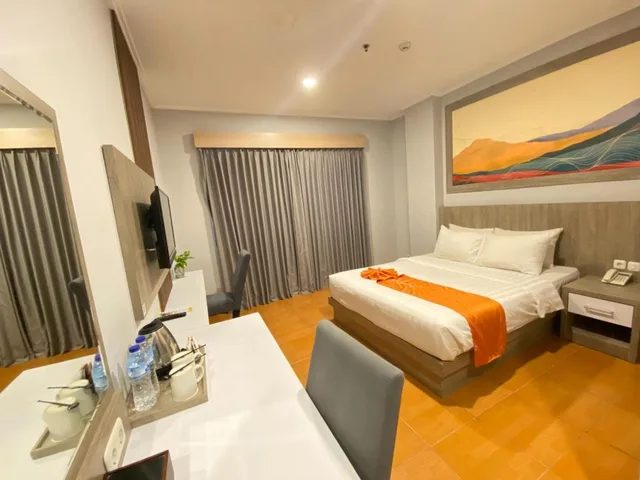 غرفة ديلوكس بسرير كوين، Front One Hk Resort Semarang 3/6