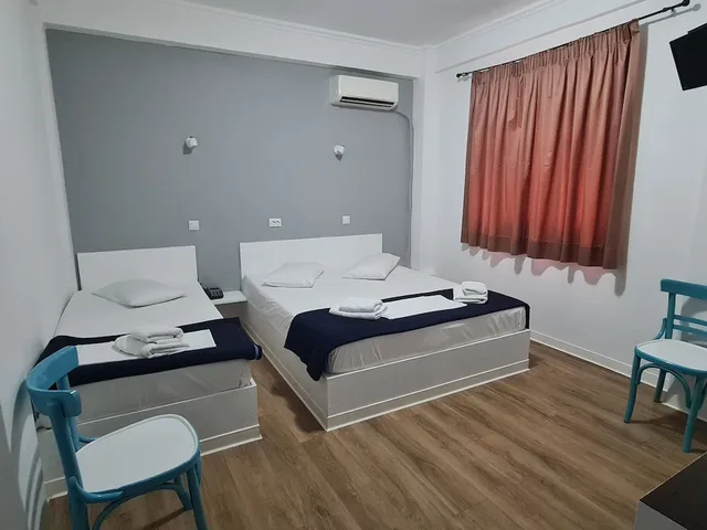 غرفة قياسية ثلاثية بسرير كوين وسرير فردي بحمام خاص، Sparta Team Hotel - Hostel 1/10