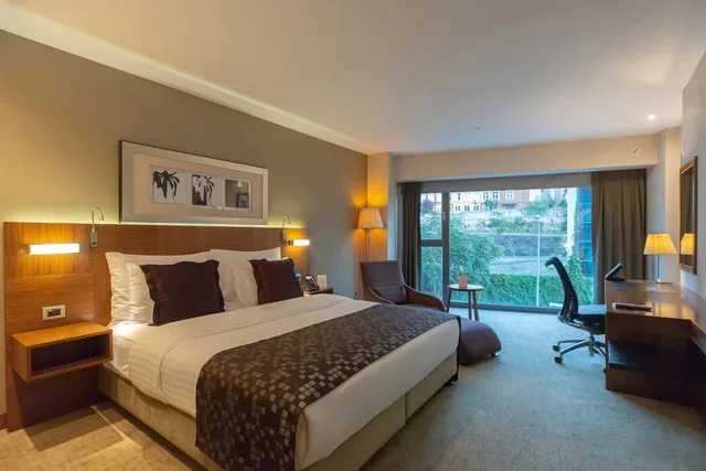 غرفة بريميوم بسرير كينج، Crowne Plaza Istanbul Harbiye Hotel 2/10