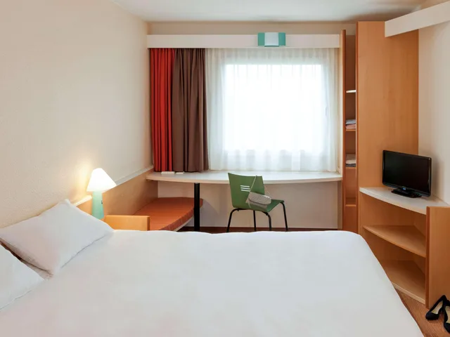غرفة بسرير مزدوج مع أريكة، Ibis Bayeux Port En Bessin 5/8