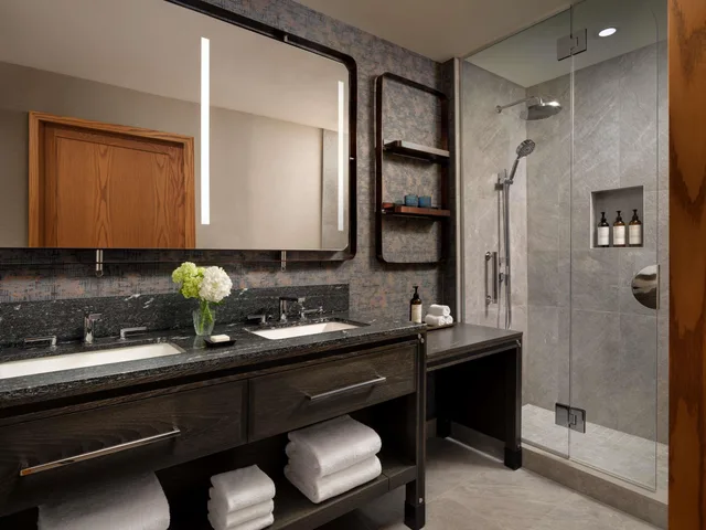 1 Bedroom, Renovated, Suite, King Bed, Lake View، Fairmont Jasper Park Lodge 6/6