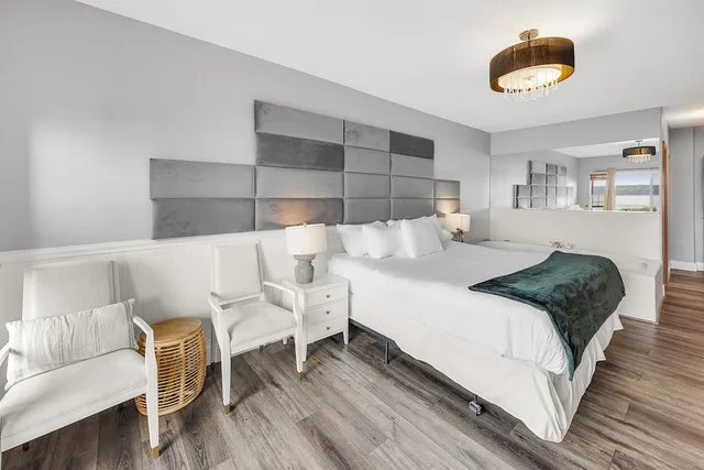 غرفة بسرير كينج بحوض جاكوزي، Camano Island Inn 1/9