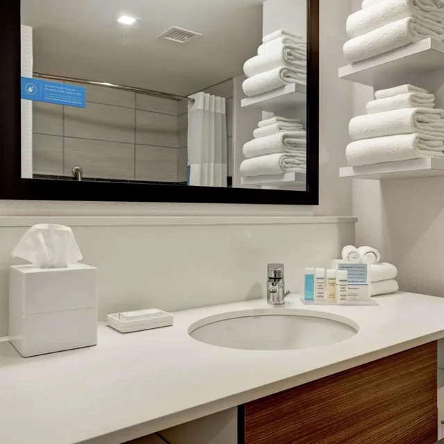 غرفة بسرير كينج وسريرين كوين، Hampton Inn St Catharines Niagara On 7/10