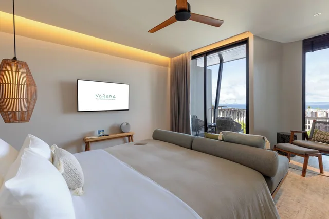غرفة متصلة بسرير كينج وسريرين منفصلين بإطلالة على البحر، Varana Hotel 1/10