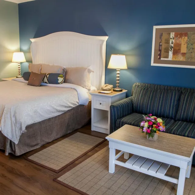 غرفة بسرير كينج بإطلالة على البحيرة بشرفة، Watkins Glen Harbor Hotel 3/6