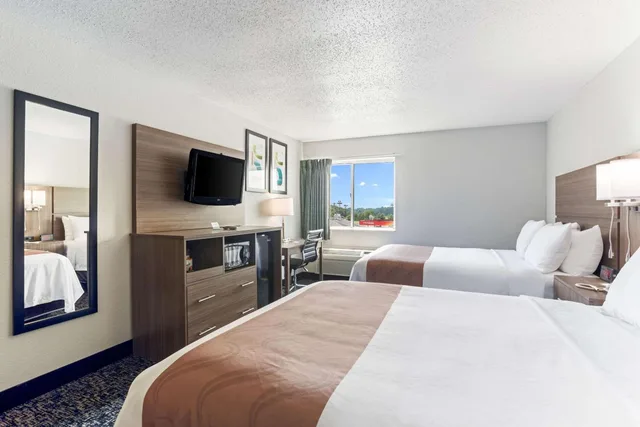 جناح بسرير كوين مع أريكة، Quality Inn & Suites Ferdinand 3/10