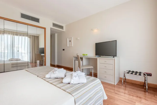 غرفة كومفورت بسرير مزدوج بشرفة بإطلالة جزئية على البحر، Gran Hotel Costa del Sol 1/6