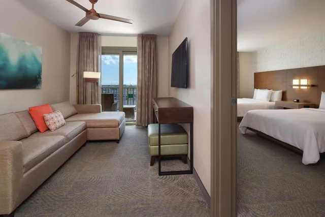 جناح بسريرين كوين بشرفة بغرفة نوم واحدة مع أريكة، Embassy Suites By Hilton Oahu Kapolei 1/4
