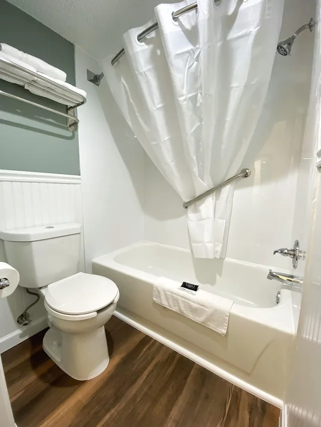 غرفة بريميوم بسريرين كوين في الطابق الأرضي لذوي الإعاقة، Roadstar Hotel Zephyrhills 2/3