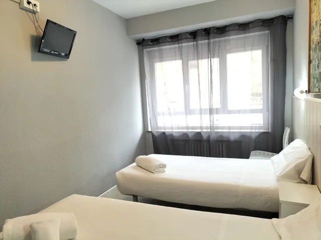 Room, Twin Beds, Shared Bathroom, Hostal Albero 4/9