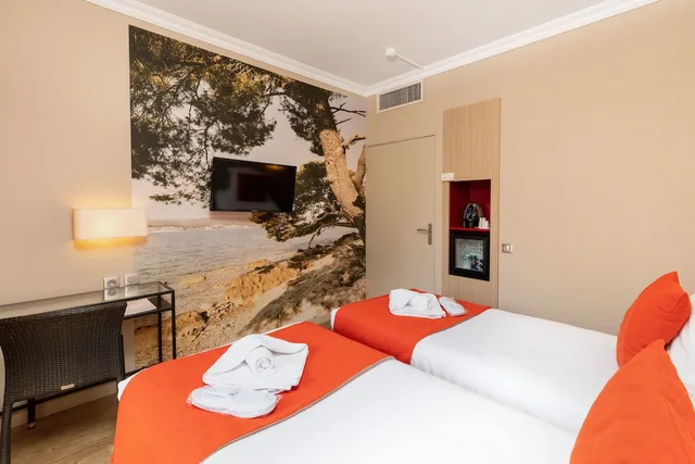 غرفة بسريرين منفصلين بشرفة، SOWELL HOTELS Saint Tropez 4/6