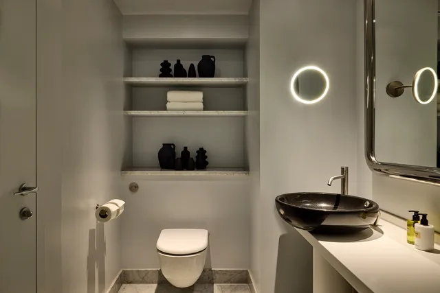 استوديو بسرير كوين، Sea Containers London 1/1