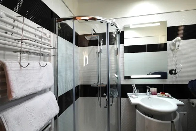 غرفة ديلوكس ثلاثية بسرير كوين وسرير فردي، Mediterraneo Hotel 3/5